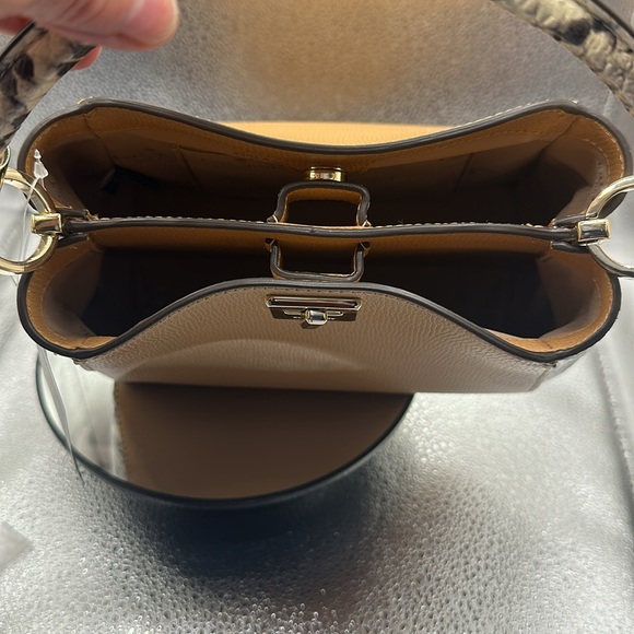 NWT Gorgeous Kate Spade handbag that has strap to make her a crossbody! - Picture 4 of 7